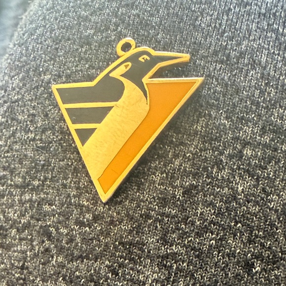 Pittsburgh Penguins - Gold and Black vintage Penguin Pendant - Picture 5 of 7